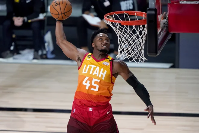 Košarkarji Utaha so proti po prvem delu višjeuvrščenemu Denverju (3) dosegli še drugo zaporedno zmago. Utahov zvezdnik Donovan Mitchell je takole dosegel enega od košev. FOTO: Ashley Landis/USA TODAY Sports