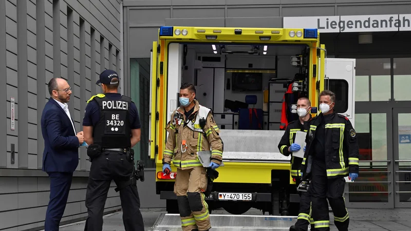 Fotografija: Ruskega opozicijskega voditelja so s posebnim reševalnim vozilom nemške vojske prepeljali v bolnišnico Charite. FOTO: John Macdougall/AFP