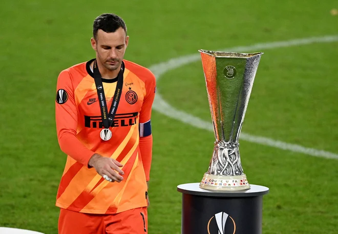 Samir Handanović se je po koncu finala evropske lige moral sprijazniti s tolažilno nagrado. FOTO: Ina Fassbender/Reuters