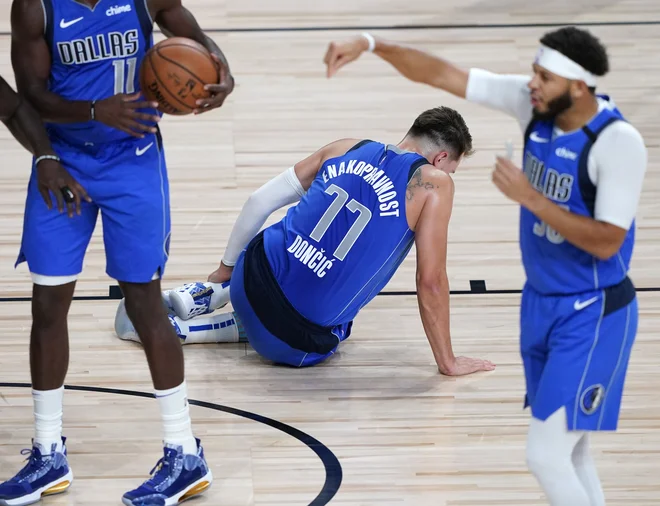 Gleženj Luke Dončića naj ne bi bil huje poškodovan. FOTO: Ashley Landis/AFP