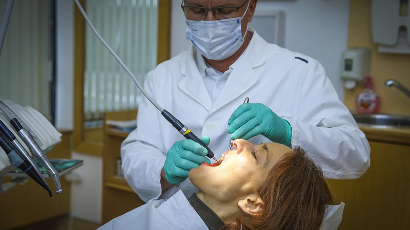 Fotografija: Podaljšale so se tudi čakalne dobe pri zasebnih zobozdravnikih; pacientov je nekoliko več, poleg tega jih zaradi preventive pred morebitno okužbo sprejmejo manj. FOTO: Jože Suhadolnik/Delo