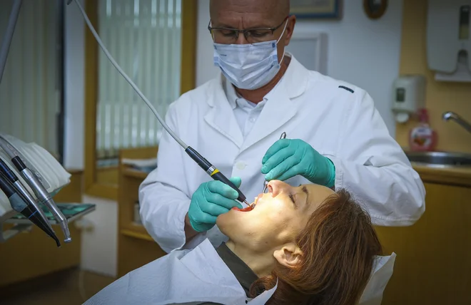 Podaljšale so se tudi čakalne dobe pri zasebnih zobozdravnikih; pacientov je nekoliko več, poleg tega jih zaradi preventive pred morebitno okužbo sprejmejo manj. FOTO: Jože Suhadolnik/Delo