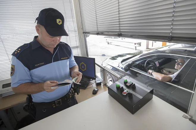 Policisti so opravljali 12-urno izmeno. FOTO: Leon Vidic
