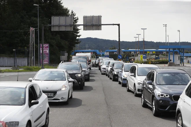V nedeljo je bilo na Jelšanah največ vstopnikov z nemškimi registrskimi tablicami. FOTO: Leon Vidic