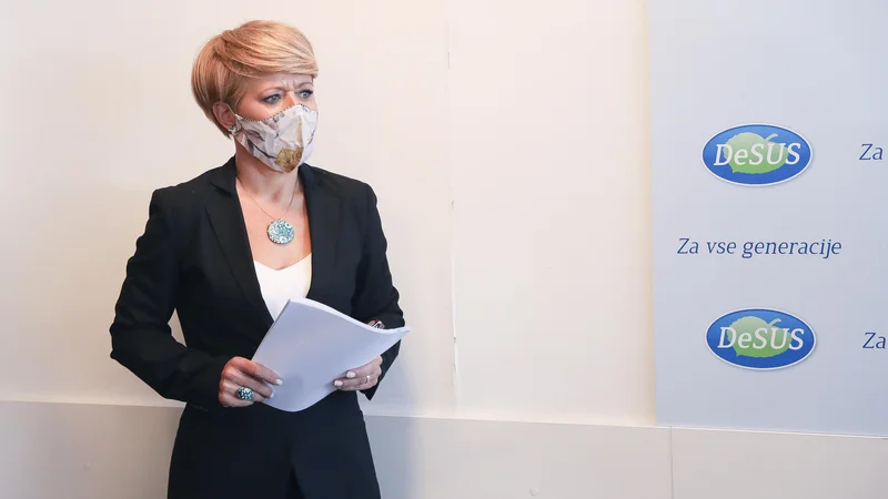 Fotografija: Aleksandra Pivec, predsednica Desusa, ne želi napovedati izida jutrišnjega glasovanja o nezaupnici in ne komentira petkovega sestanka premiera s poslanci. FOTO: Jože Suhadolnik/Delo