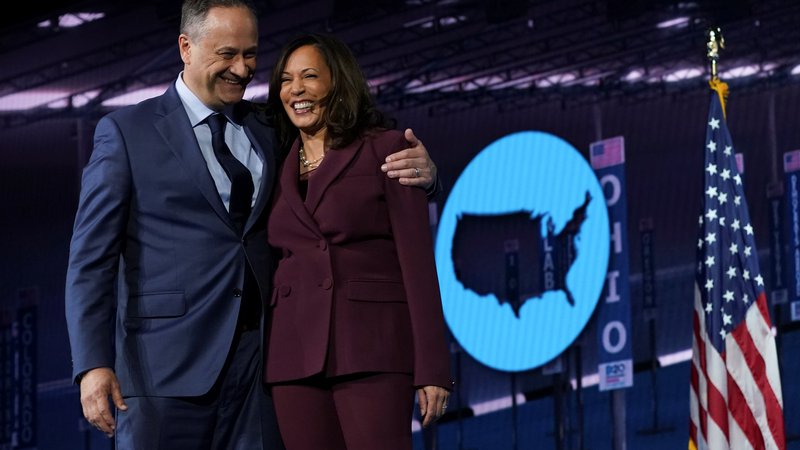 Fotografija: Kamala Harris in njen mož Douglas Emhoff med nedavno demokratsko konvencijo, na kateri je senatorka iz Kalifornije sprejela nominacijo svoje stranke za naslednjo podpredsednico ZDA. FOTO: Kevin Lamarque/Reuters