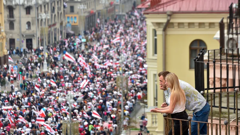 Fotografija: Pogled na eno od glavnih ulic v Minsku, ki jo je še drugo nedeljo zapored napolnila nepregledna množica nasprotnikov beloruskega režima. FOTO: Sergei Gapon/AFP