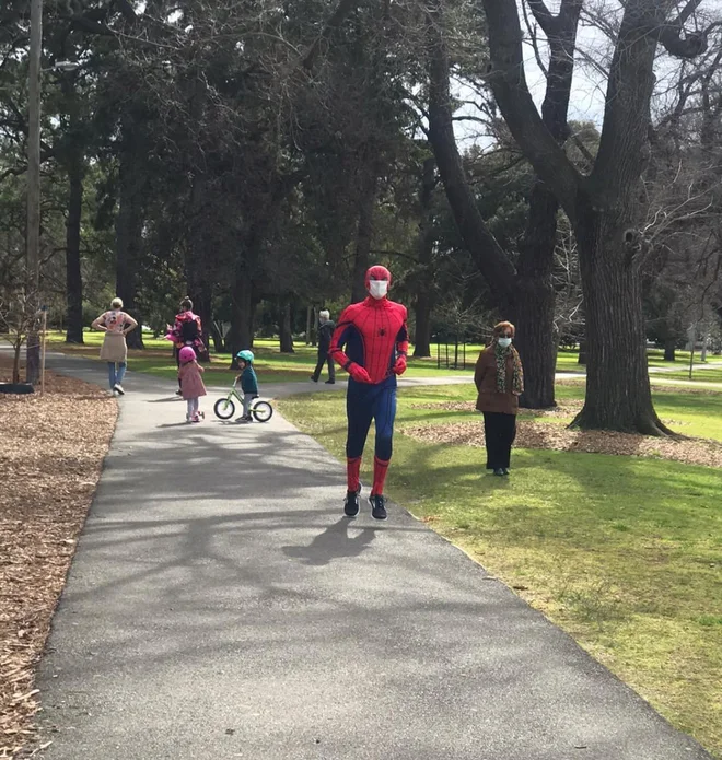 Tudi v popolni karanteni ljudje ustvarijo priložnost za smeh. Tekač, oblečen v Spidermana, pa je postal pravi simbol karantene v Melbournu. FOTO: Osebni arhiv