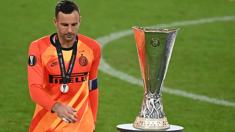 Fotografija: Samir Handanović je bil s soigralci blizu lovorike, a je ni osvojil. FOTO: Ina Fassbender/AFP