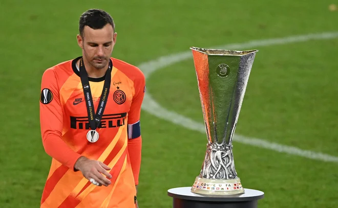 Samir Handanović je bil s soigralci blizu lovorike, a je ni osvojil. FOTO: Ina Fassbender/AFP
