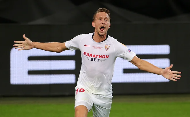 Junak finalne tekme je bil seviljski Nizozemec Luuk de Jong. FOTO: Friedemann Vogel/Reuters