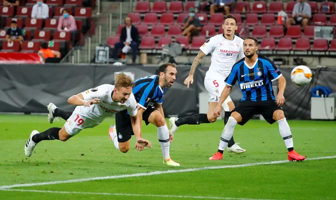 Sevilla in Inter sta se odrezala z zelo živahno predstavo. FOTO: Wolfgang Rattay/Reuters