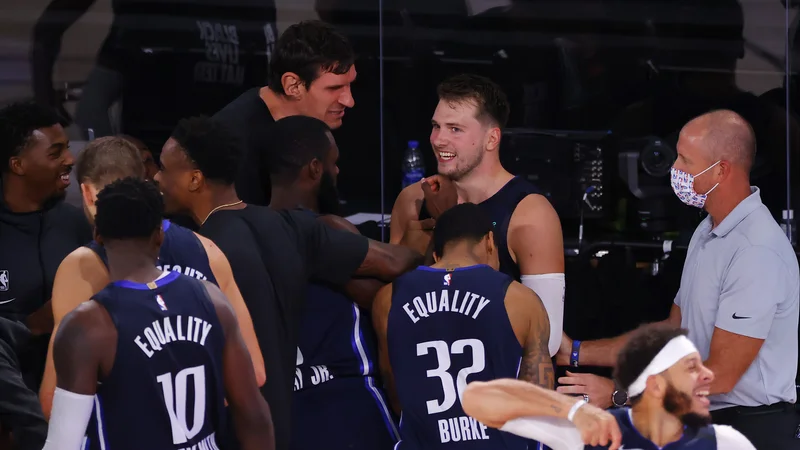 Fotografija: Dallas je po zaslugi fenomenalnega Luke Dončića izenačil izid v zmagah proti LA Clippers. Ljubljančan je za zmago zadel trojko v zadnji sekundi podaljška. FOTO: Kevin C. Cox/AFP