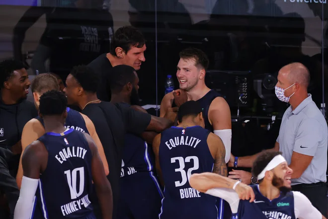 Dallas je po zaslugi fenomenalnega Luke Dončića izenačil izid v zmagah proti LA Clippers. Ljubljančan je za zmago zadel trojko v zadnji sekundi podaljška. FOTO: Kevin C. Cox/AFP