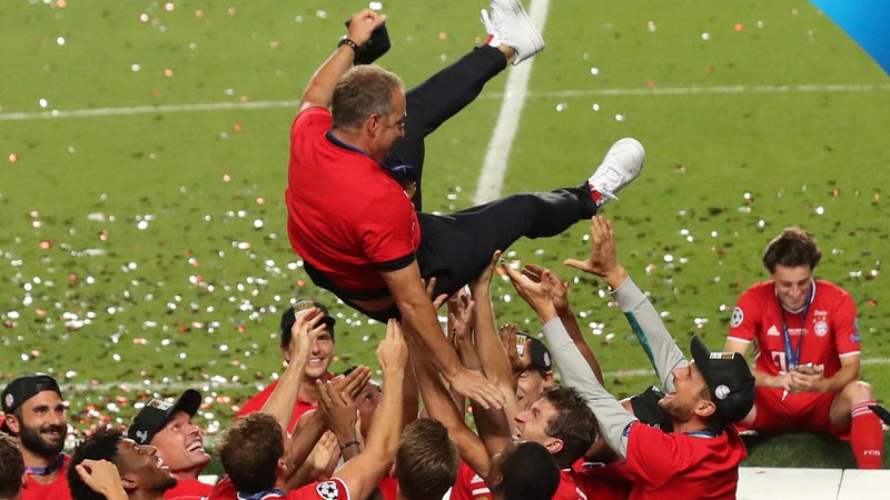 Fotografija: Pokal za zmagovalca je šel v prave roke, trener Hansi Flick je Bayern spremenil v zmagovalni stroj. FOTO: Miguel A. Lopes/Pool Reuters