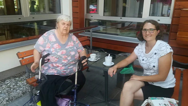 Fotografija: Katja Bertoncelj z uporabnico programa Veriga psihosocialne oskrbe in druženja, preden sta se podali na pot do bližnje prodajalne. FOTO arhiv Zifs