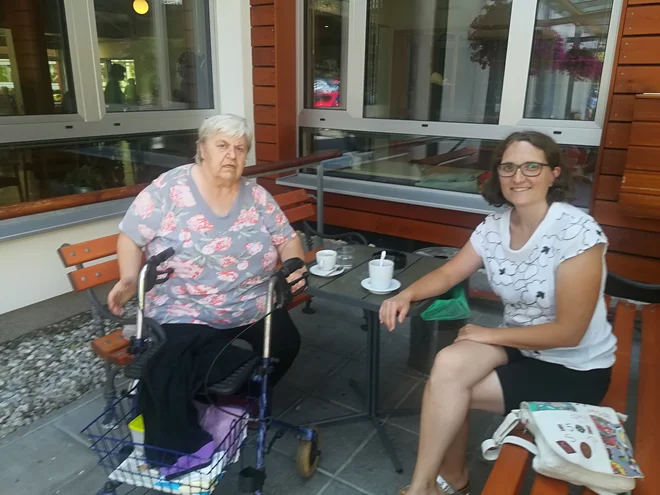 Katja Bertoncelj z uporabnico programa Veriga psihosocialne oskrbe in druženja, preden sta se podali na pot do bližnje prodajalne. FOTO arhiv Zifs<br />
&nbsp;