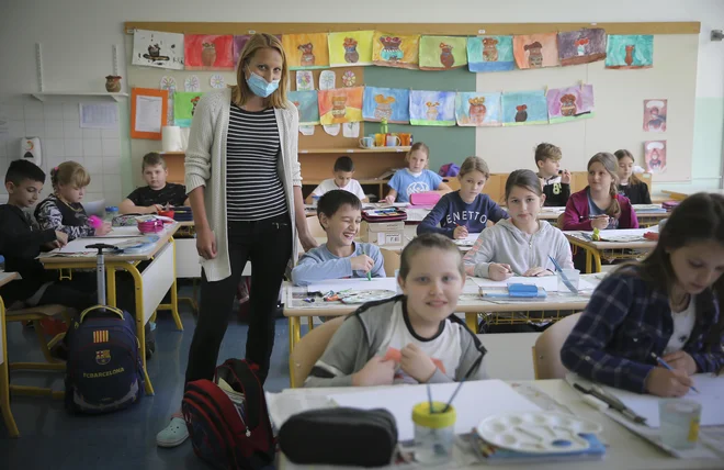 Osnovnošolske ravnateljice in ravnatelji so želeli, da bi vsi v šolo prišli brez omejitev. Zavedajo se težke situacije zaradi covida-19, a so zadovoljni, da se bo pouk začel normalno in da bodo vsi v šoli, čeprav z omejitvami. FOTO: Jože Suhadolnik/Delo