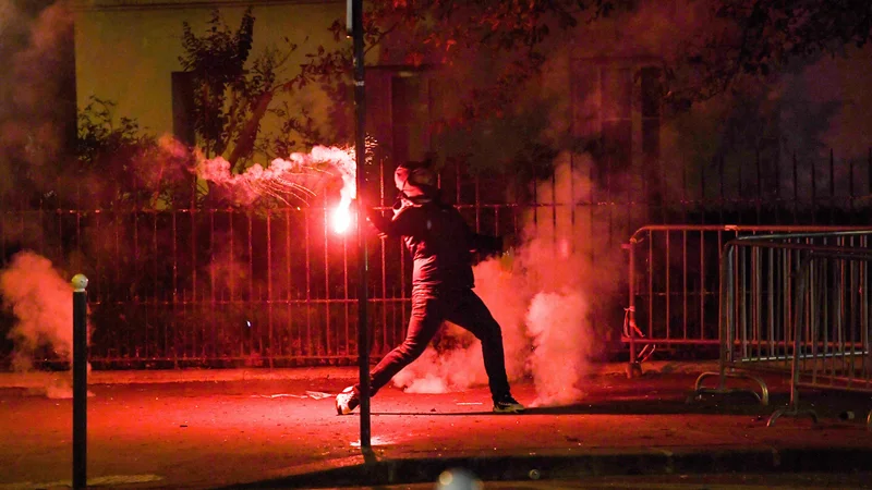 Fotografija: Navijači moštva PSG se niso mogli sprijazniti s porazom v finalu lige prvakov. FOTO: Alain Jocard/AFP