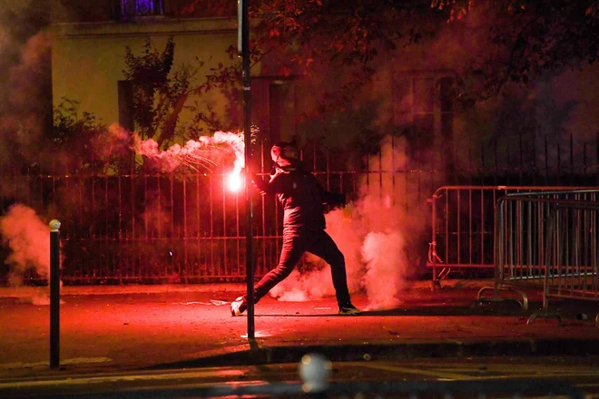 Navijači moštva PSG se niso mogli sprijazniti s porazom v finalu lige prvakov. FOTO: Alain Jocard/AFP