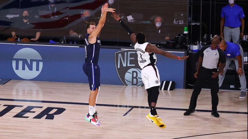 Fotografija: Zmagovita trojka, s katero je Luka Dončić pripeljal Dallas do druge zmage nad LA Clippers. FOTO: Kevin C. Cox/AFP