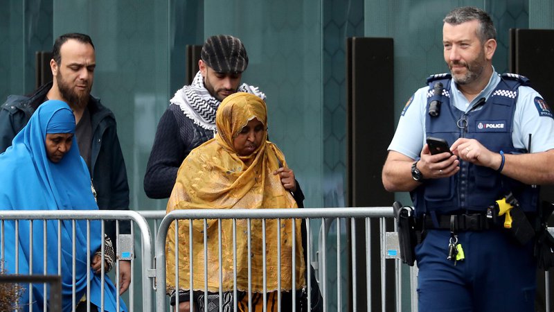 Fotografija: Preživeli in svojci žrtev pokola pred sodiščem v Christchurchu. Foto: Sanka Vidanagama/AFP
