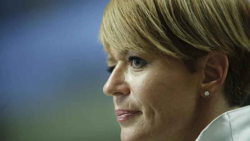 Fotografija: Predsednici Desusa Aleksandra Pivec je "uspela" v dobrega pol leta stranko pripeljati do razkola, se raziti s svojo poslansko skupino, zanetiti vojno s pravnimi mnenji glede tolmačenja statuta stranke in grožnjami o nezakonitostih.
FOTO: Jure Eržen/Delo