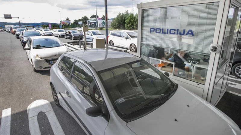 Fotografija: Na mejnem prehodu Jelšane čakajo vozniki do pol ure. FOTO: Leon Vidic/Delo