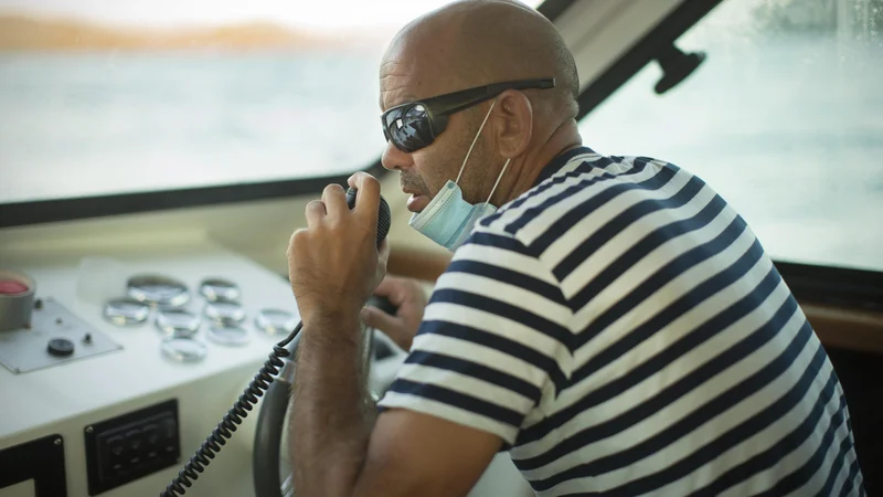 Fotografija: Kapitan ladje med plovbo na otok Pelješac. FOTO: Jure Eržen/Delo