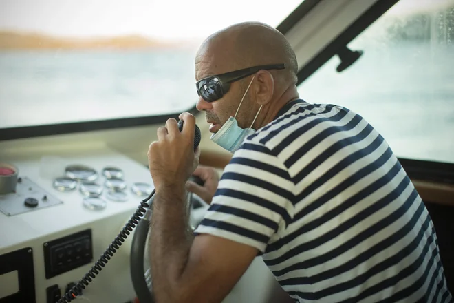 Kapitan ladje med plovbo na otok Pelješac. FOTO: Jure Eržen/Delo