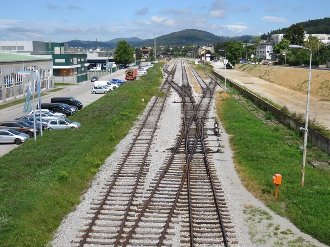 Tiri na železniški postaji v Grosupljem, pod katerimi načrtujejo gradnjo podhoda in dveh otočnih peronov. FOTO: Bojan Rajšek/Delo