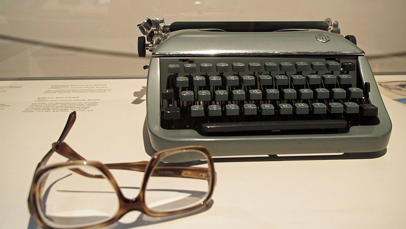 Fotografija: Očala in pisalni stroj Arna Schmidta v Boman muzeju v Celleju. FOTO: Hajotthu/Wikipedija