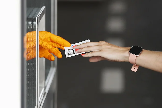 Odlok ima tudi številne izjeme, ki med drugim vključujejo dnevne in tedenske migrante, lastnike nepremičnin in plovil ter vse, ki opravljajo neodložljive opravke. Ob prehodu meje je potrebno pokazati ustrezno potrdilo. FOTO: Leon Vidic/Delo
