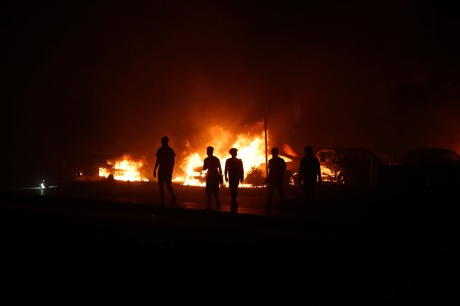 Po incidentu so protestniki v nedeljo razdejali Kenosho, zažigali avtomobile, razbijali okna in napadali policiste. FOTO: Kamil Krzaczynski/AFP