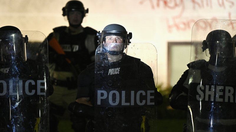 Fotografija: Policisti trdijo, da so posredovali v družinskem sporu. FOTO: Stephen Maturen/Reuters