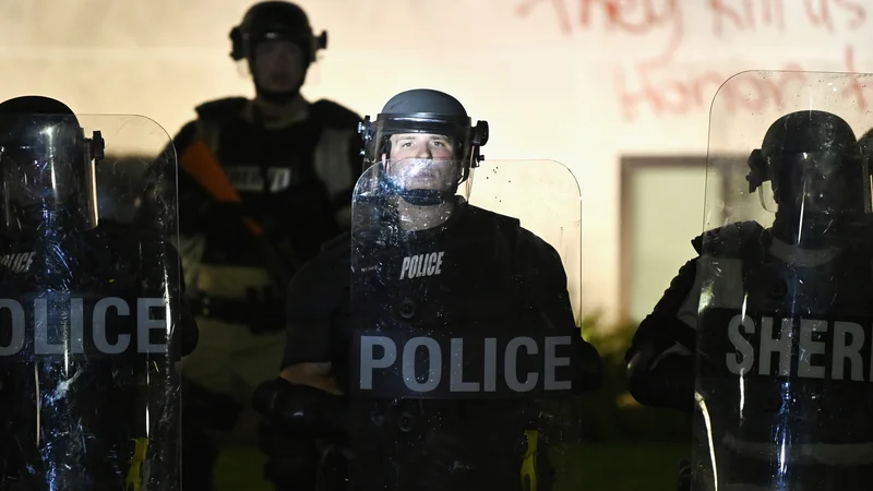 Fotografija: Policisti trdijo, da so posredovali v družinskem sporu. FOTO: Stephen Maturen/Reuters