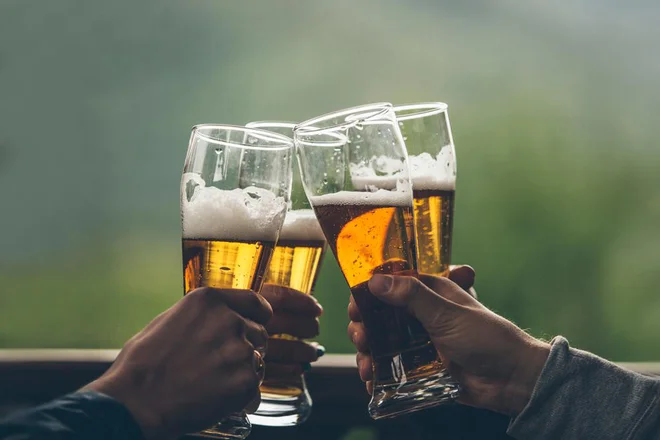 Ko se vnos alkohola povečuje od nič, je najprej zaznati zmanjšanje tveganja za srčnožilne bolezni (dno črke J), nato pa sledi znatno povečanje tveganja. FOTO: Shutterstock