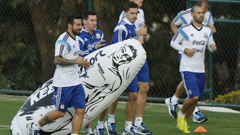 Fotografija: Lionelu Messiju ne bo treba igrati za reprezentanco Argentine v Evropi, če velja v Španiji ali na prizorišču prijateljske tekme obvezna karanteena. FOTO: Leonhard Foeger/Reuters