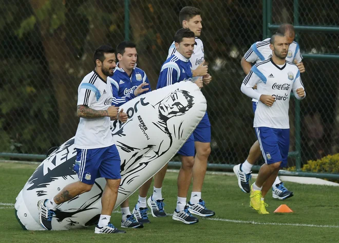 Lionelu Messiju ne bo treba igrati za reprezentanco Argentine v Evropi, če velja v Španiji ali na prizorišču prijateljske tekme obvezna karanteena. FOTO: Leonhard Foeger/Reuters