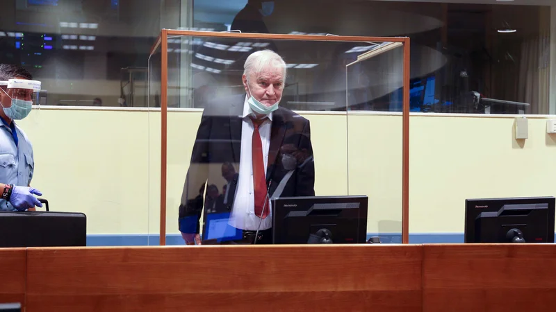 Fotografija: Ni še jasno, ali bo Radko Mladić danes prisoten v sodni dvorani ali bo imel nagovor prek videopovezave. FOTO: Leslie Hondebrink-Hermer/AFP