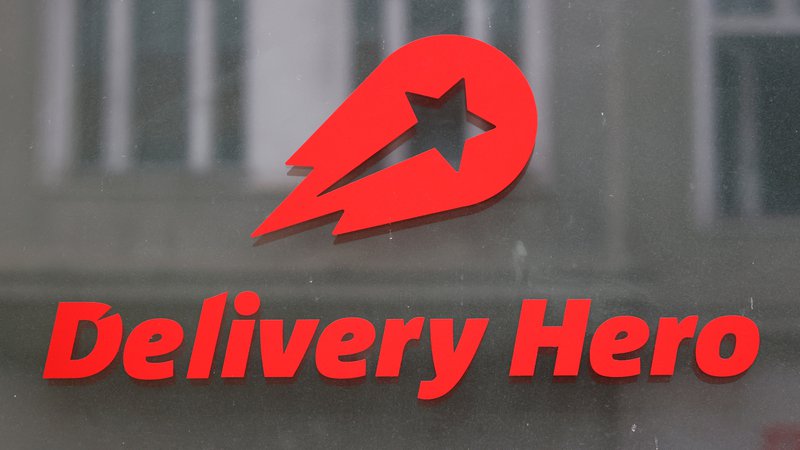 Fotografija: Cena delnic nemškega podjetja za dostavo hrane Delivery Hero drsi že šest dni in se je v tem obdobju znižala za okoli desetino. Foto: Fabrizio Bensch/Reuters