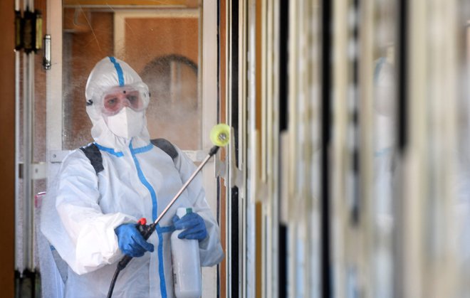 Na Češkem so skrajšali obdobje obvezne karantene za morebitne okužene z novim koronavirusom s 14 na 10 dni. FOTO: Denis Lovrovic/AFP