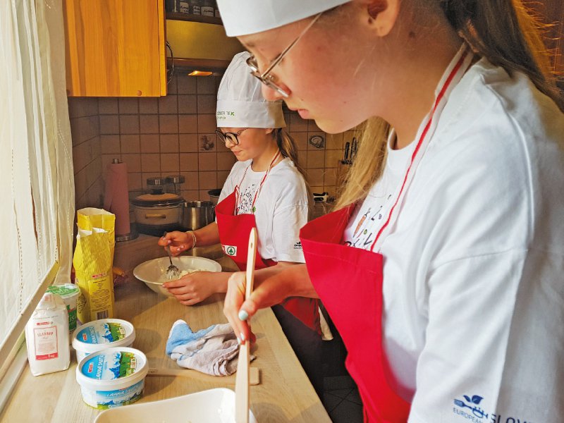 Fotografija: Kuhanje je odličen način za kakovostno preživljanje časa z otroki. FOTO: SPAR