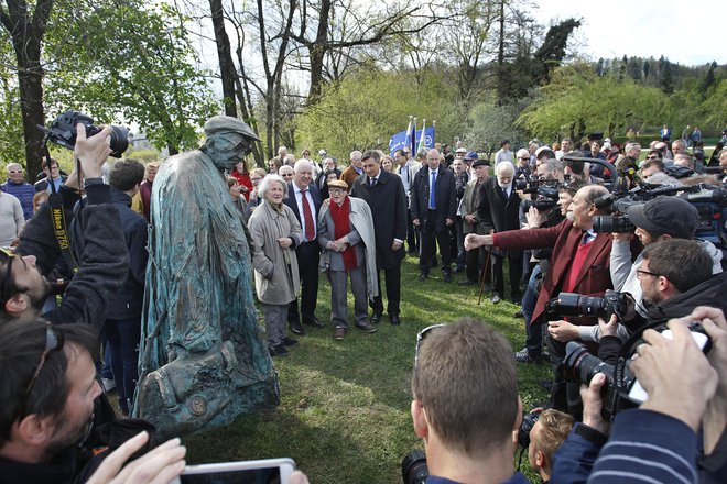 Leta 2017 so v ljubljanskem Tivoliju odkrili spomenik Borisa Pahorja, ki ga je ustvaril Mirsad Begić. FOTO: Leon Vidic/Delo
