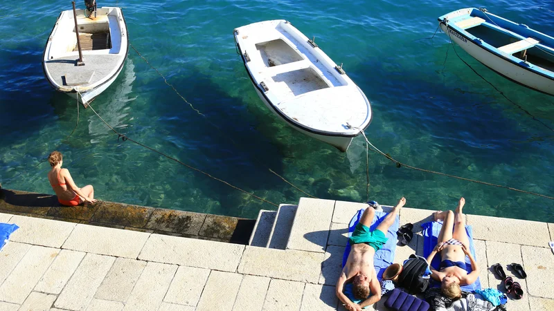 Fotografija: Turistične agencije torej v hotele ali apartmaje ne smejo peljati zaprtih skupin, lastniki nepremičnin pa bodo lahko vsak konec tedna za dva dni nemoteno hodili na Hrvaško. FOTO: Tomi Lombar/Delo