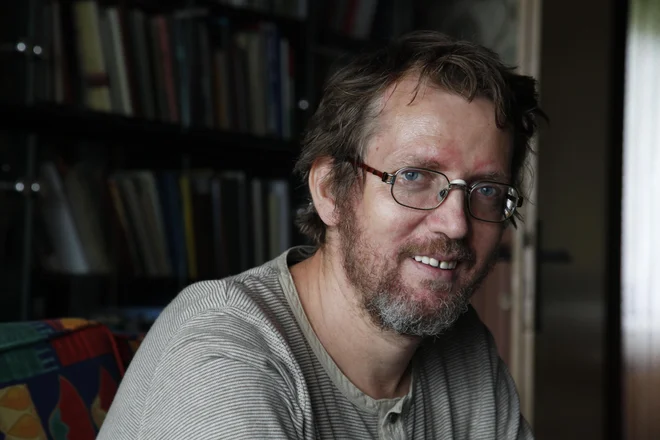 Borut Gombač, uveljavljen literarni ustvarjalec, ki piše poezijo, pravljice, besedila za songe ter radijske in lutkovne igre, je s svojo peto pesniško zbirko prepričal žirijo Veronikine nagrade. FOTO: Janez Bogataj