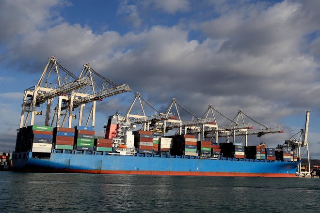 Pretovor kontejnerjev se je zmanjšal za 3,9 odstotka in je upadel najmnaj med vsemi vrstami tovora. Foto Tomi Lombar/Delo