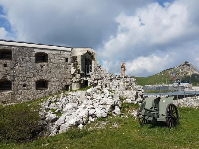 Trdnjava Tre Sassi, v kateri je na prelazu Valaprola pod pobočji vrha Sas de Stria muzej, posvečen prvi svetovni vojni.  FOTO: Špela Javornik/Delo