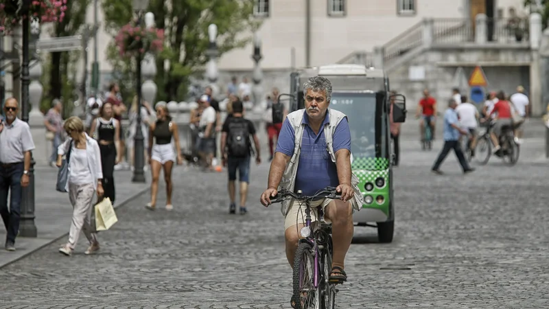 Fotografija: Združenje Srebrna nit poziva vlado, naj z razpoložljivim strokovnim znanjem in razpoložljivimi sredstvi ter s podporo civilne družbe začne spreminjati razmere za kakovostno življenje starejših.
FOTO: Blaž Samec/Delo