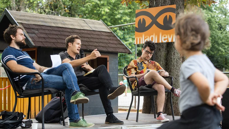 Fotografija: Debatna kafana festivala Mladi levi: pogovor z Muanisom Sinanovićem in Milošem Koscem, moderator Grega Ulen. Foto Nada Žgank